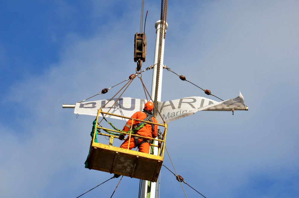 hms-caroline-mast-removal-3