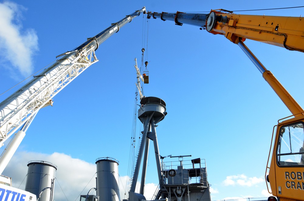hms-caroline-mast-removal-4